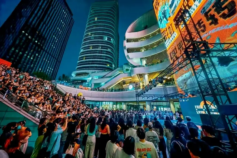 民推出大型, 连鲲城, 港的游客均